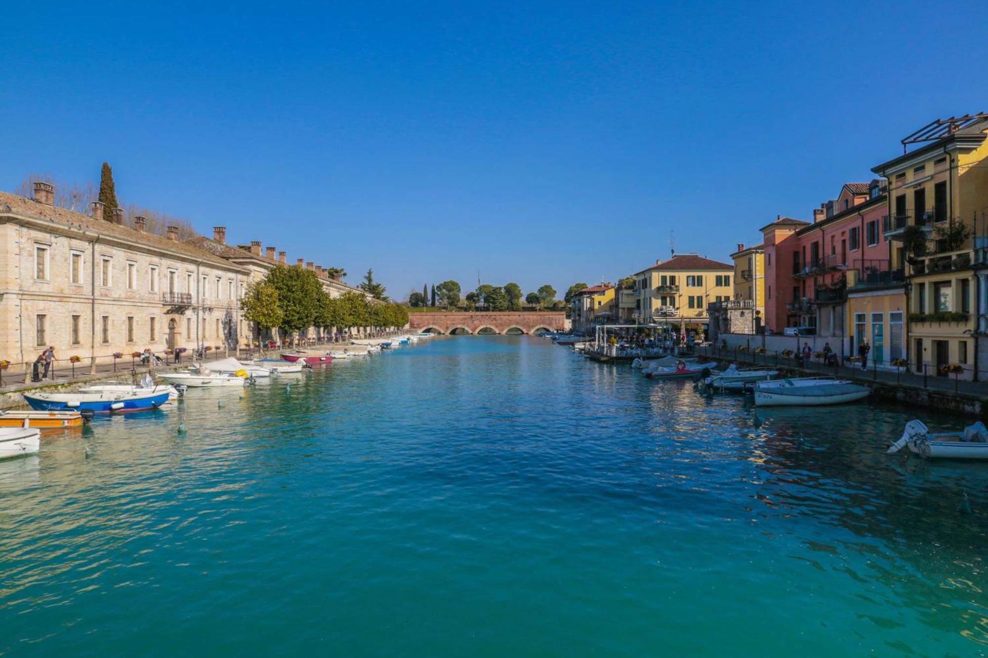 Le Finestre Sul Borgo Rooms Пескьера-дель-Гарда Экстерьер фото