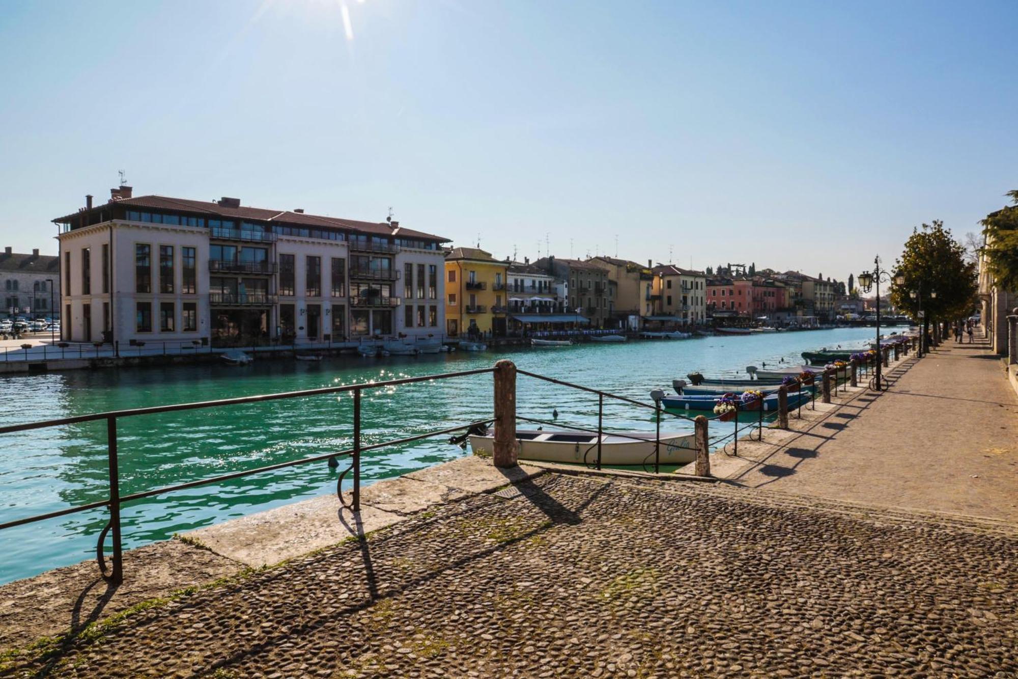 Le Finestre Sul Borgo Rooms Пескьера-дель-Гарда Экстерьер фото