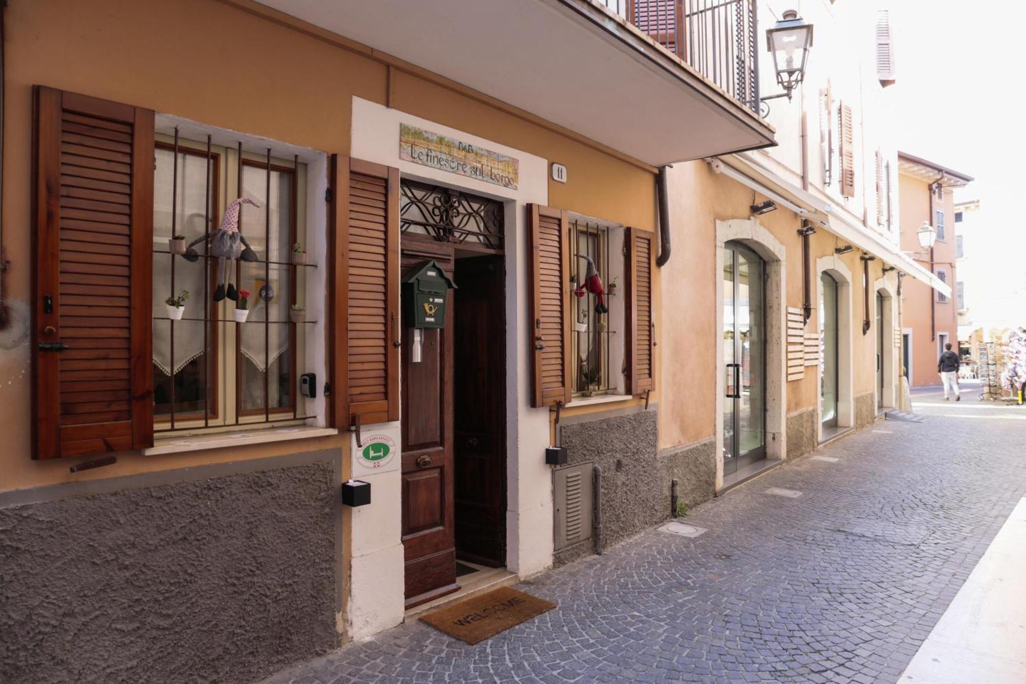 Le Finestre Sul Borgo Rooms Пескьера-дель-Гарда Экстерьер фото