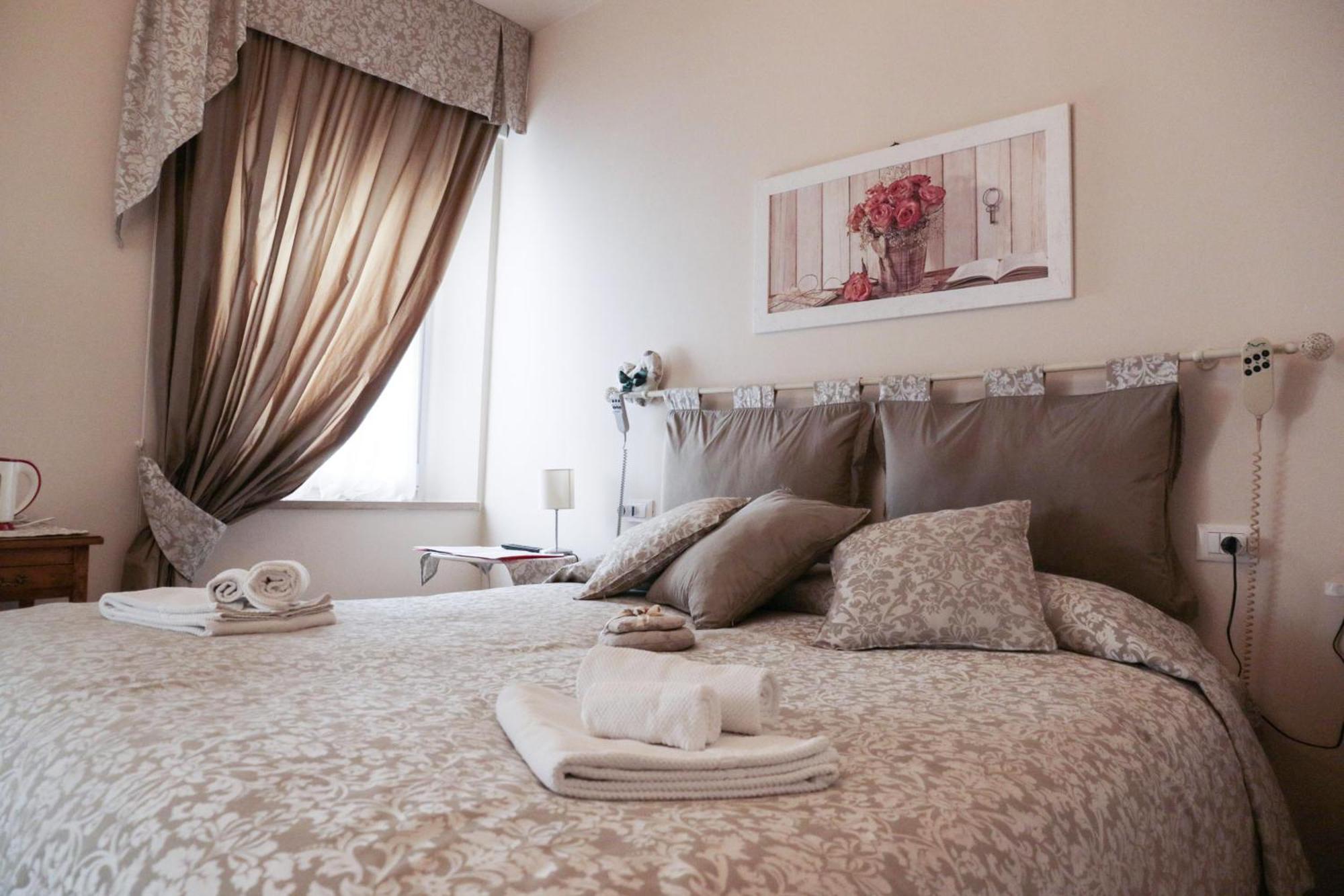 Le Finestre Sul Borgo Rooms Пескьера-дель-Гарда Экстерьер фото