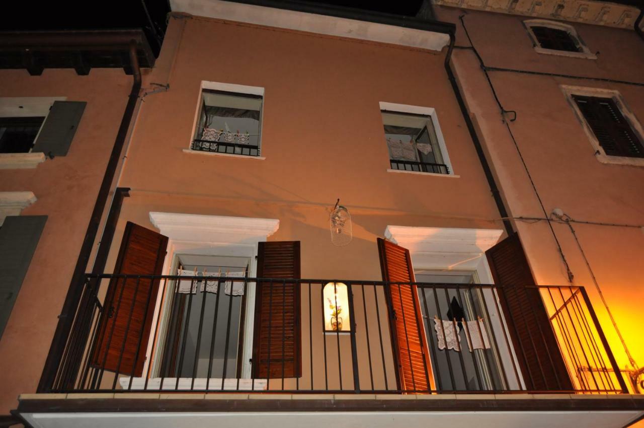 Le Finestre Sul Borgo Rooms Пескьера-дель-Гарда Экстерьер фото