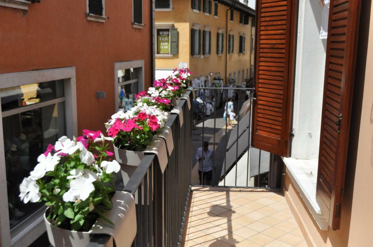 Le Finestre Sul Borgo Rooms Пескьера-дель-Гарда Экстерьер фото