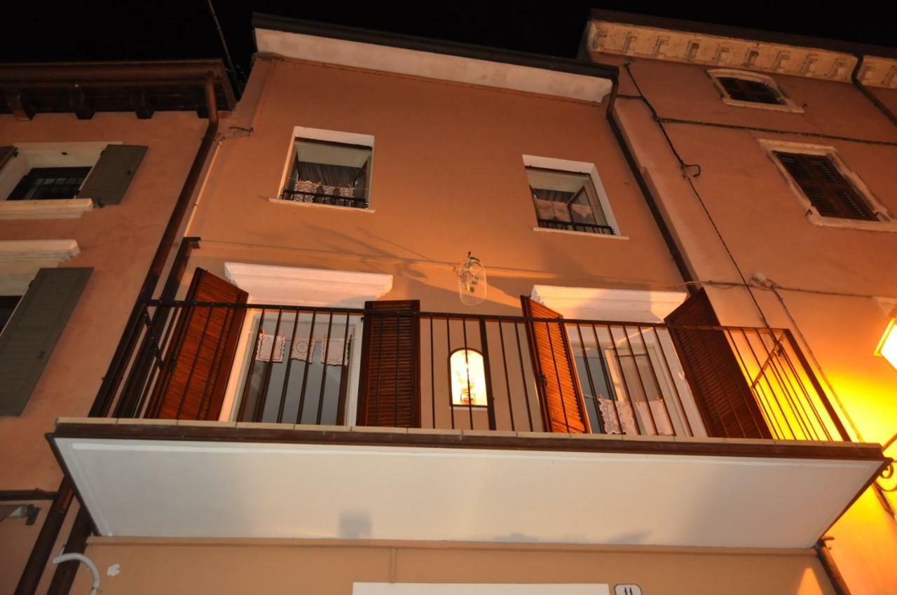 Le Finestre Sul Borgo Rooms Пескьера-дель-Гарда Экстерьер фото