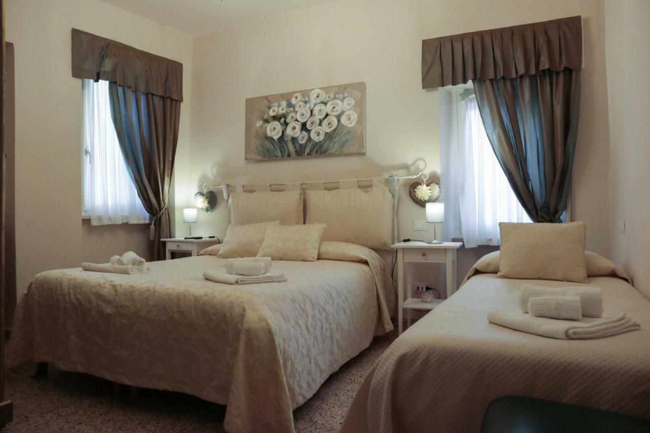 Le Finestre Sul Borgo Rooms Пескьера-дель-Гарда Экстерьер фото