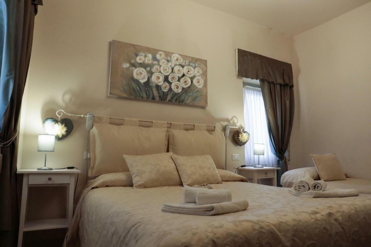 Le Finestre Sul Borgo Rooms Пескьера-дель-Гарда Экстерьер фото