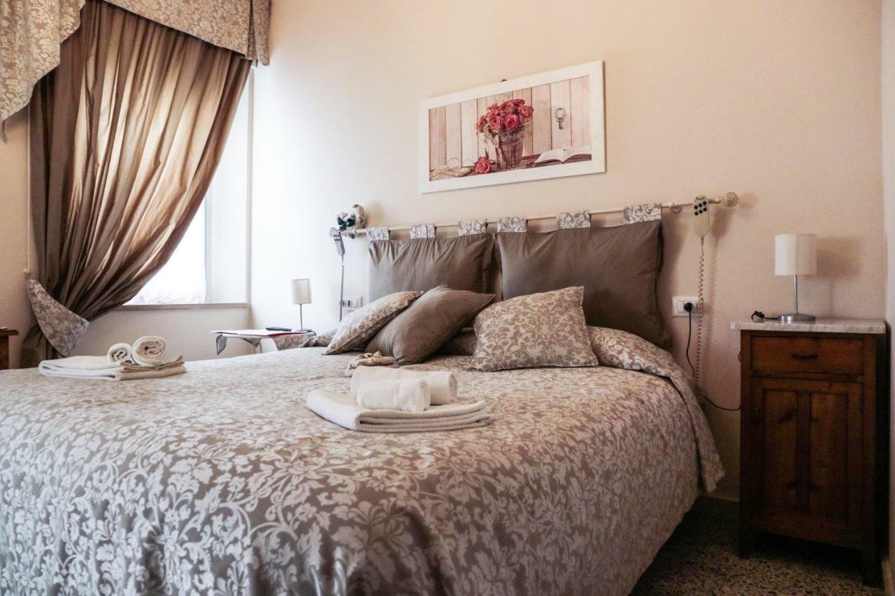 Le Finestre Sul Borgo Rooms Пескьера-дель-Гарда Экстерьер фото