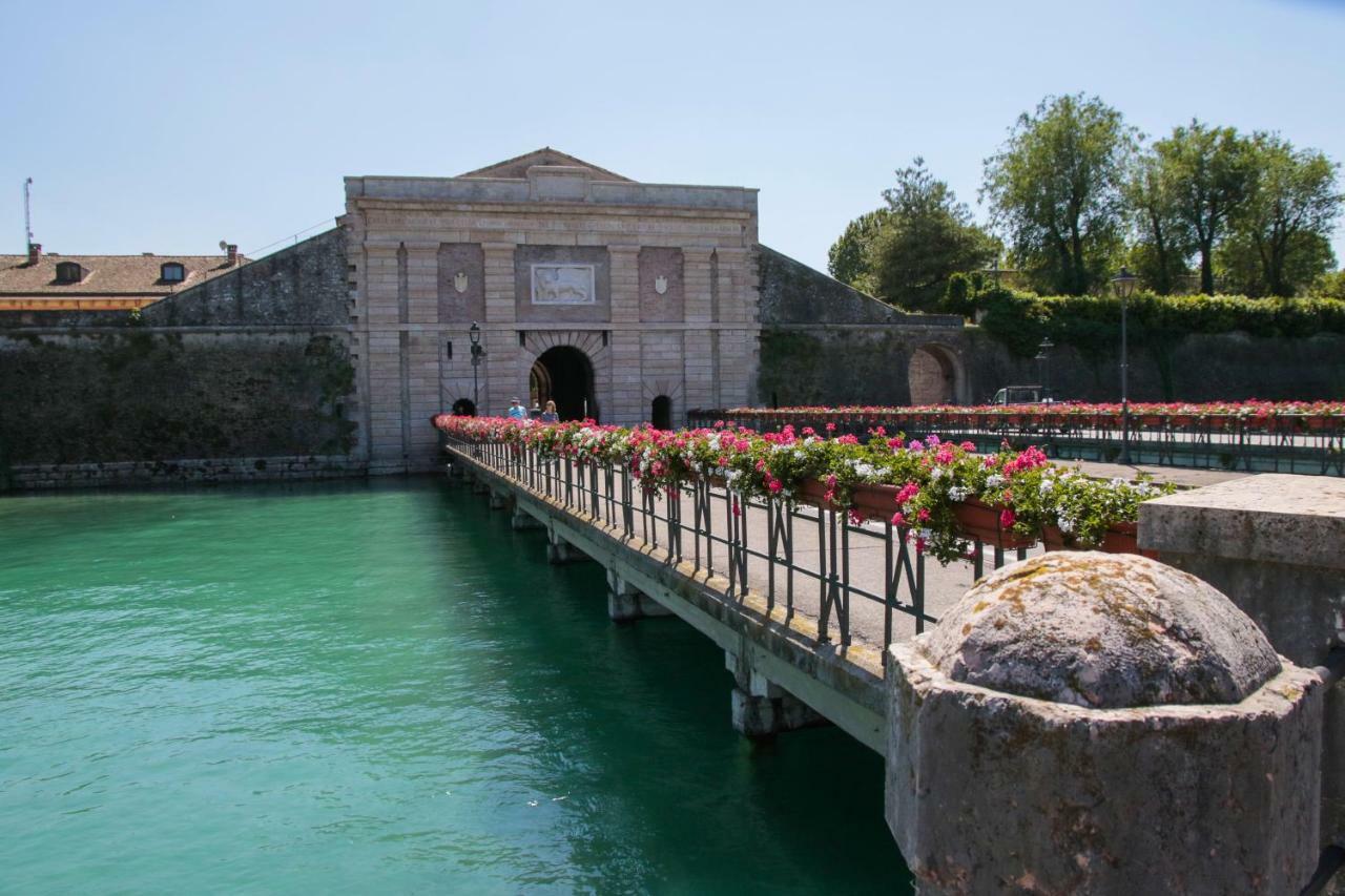 Le Finestre Sul Borgo Rooms Пескьера-дель-Гарда Экстерьер фото
