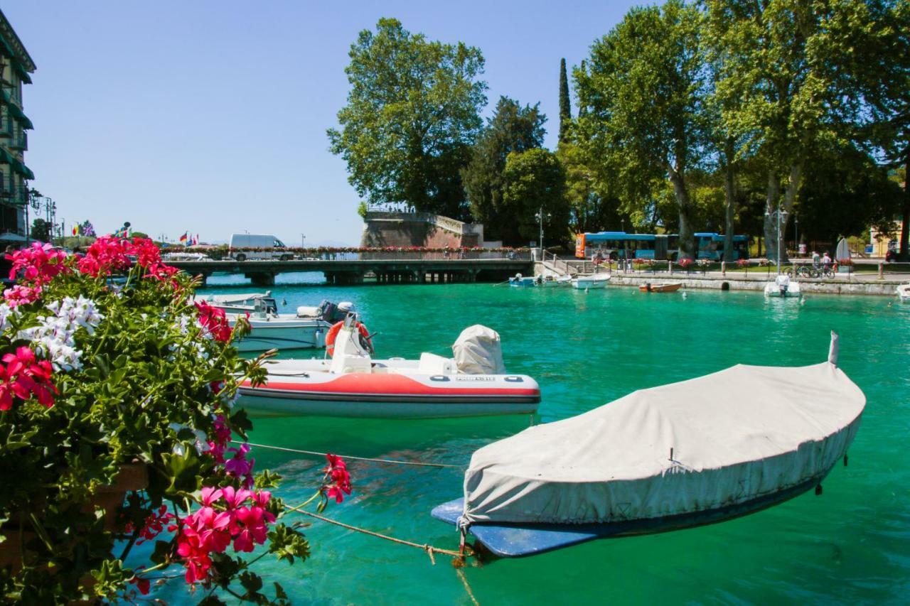 Le Finestre Sul Borgo Rooms Пескьера-дель-Гарда Экстерьер фото
