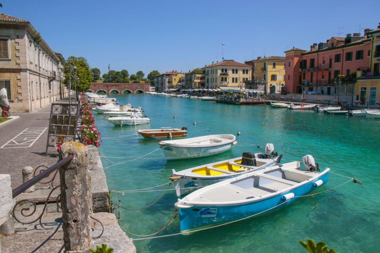 Le Finestre Sul Borgo Rooms Пескьера-дель-Гарда Экстерьер фото